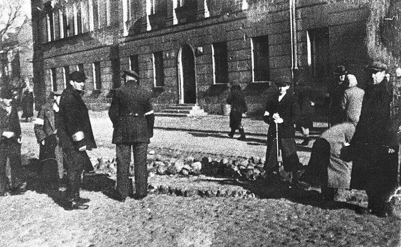Jews working on the ghetto walls in Warsaw